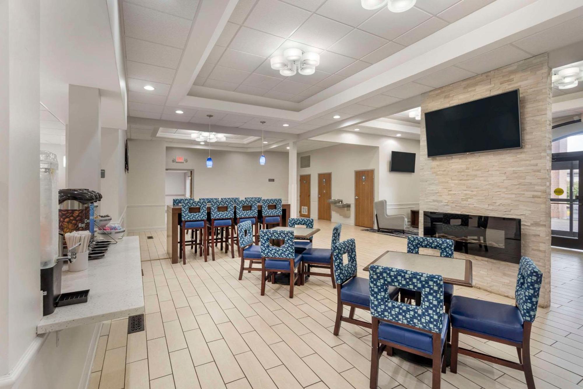 Baymont by Wyndham Mundelein Libertyville Area Exterior foto