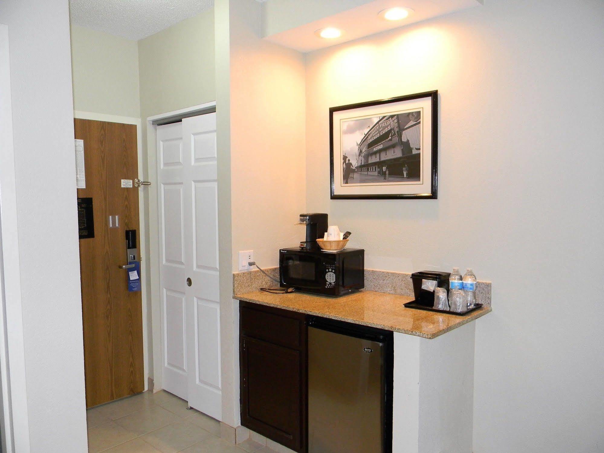 Baymont by Wyndham Mundelein Libertyville Area Exterior foto